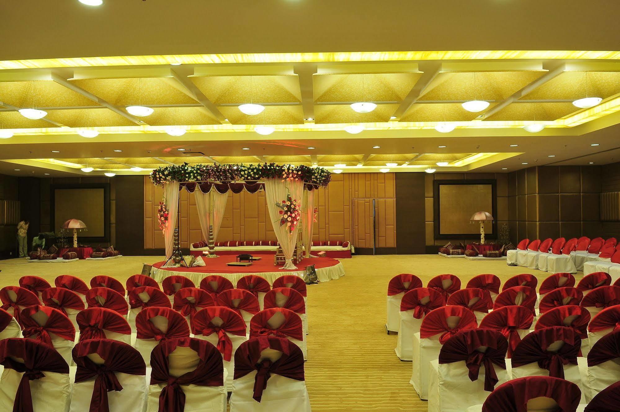 The Cambay Grand Hotel Ahmadábád Kültér fotó