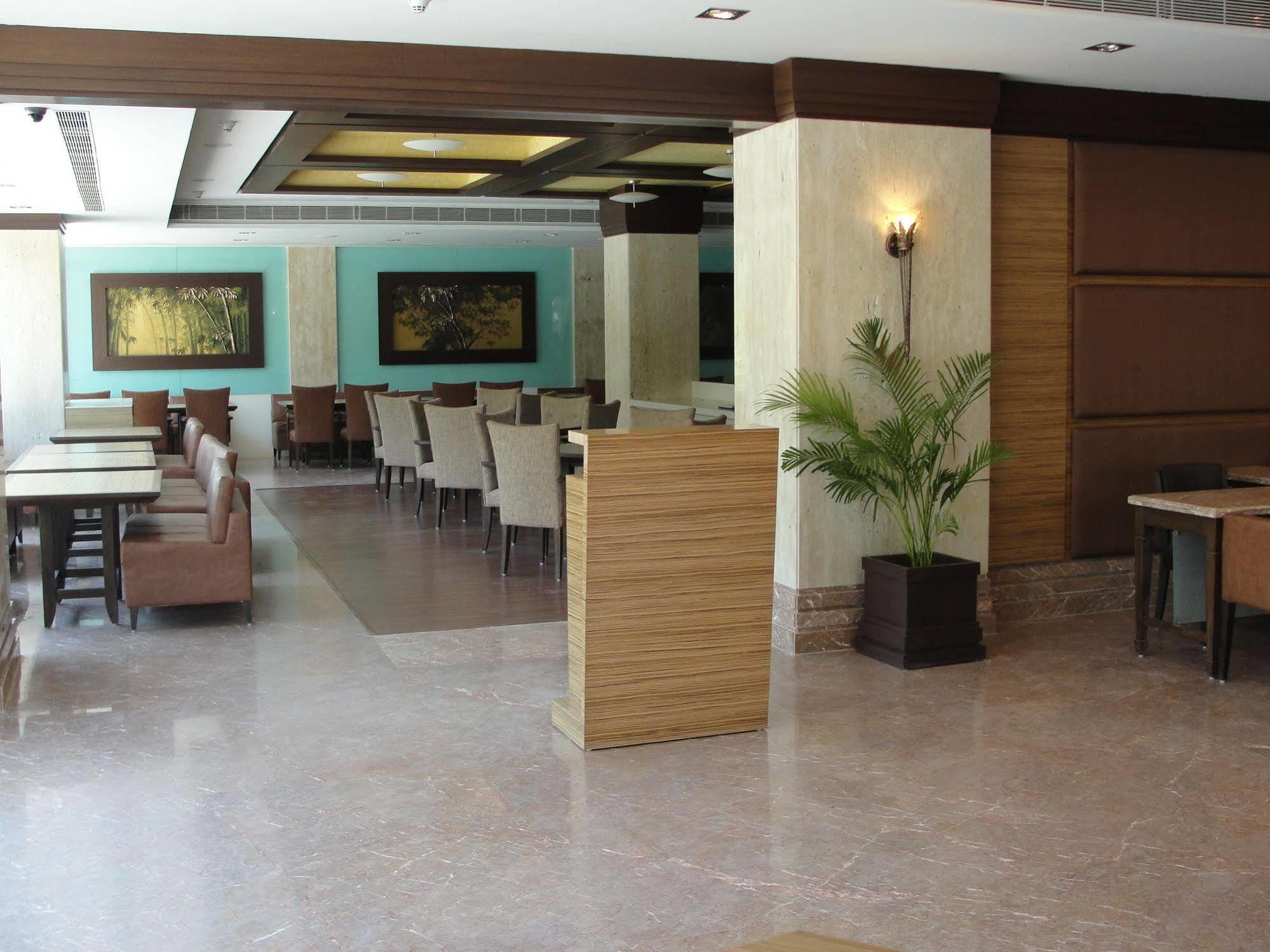 The Cambay Grand Hotel Ahmadábád Kültér fotó
