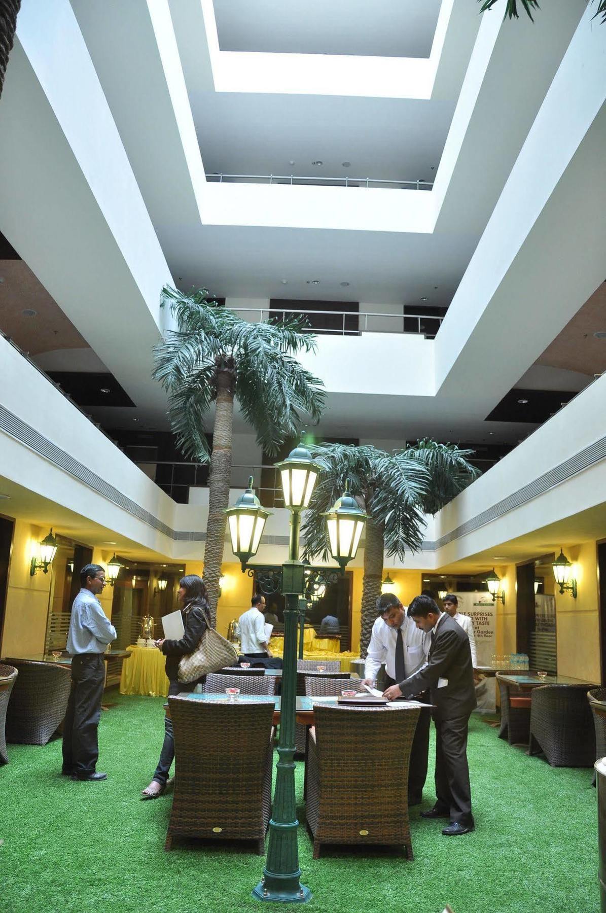 The Cambay Grand Hotel Ahmadábád Kültér fotó